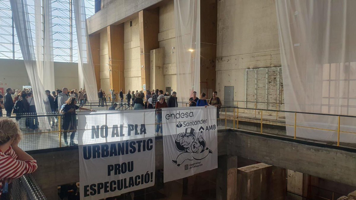 airenet2's tweet photo. Al @ManifestaDotOrg , seu Sant Adrià de Besòs, hem expressat el que molesta als que especulen i als financiats per aquesta gent.  El @ManifestaDotOrg  ens ha volgut fer callar, no ha pogut. No callarem i seguirem proclamant que amb la dignitat del poble no es juga. #PDU3X https://t.co/9O2GRhZp1m