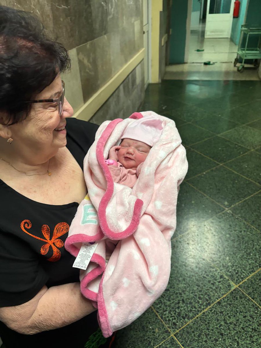 En medio de días tan difíciles para el país, nada me alivia más en lo personal que el nacimiento de nuevos miembros en la familia. Creció la nuestra en la línea de nietos. En este noviembre nos convertimos nosotros en los orgullosos abuelos de Alma y Alis. 

Gracias a la Vida.