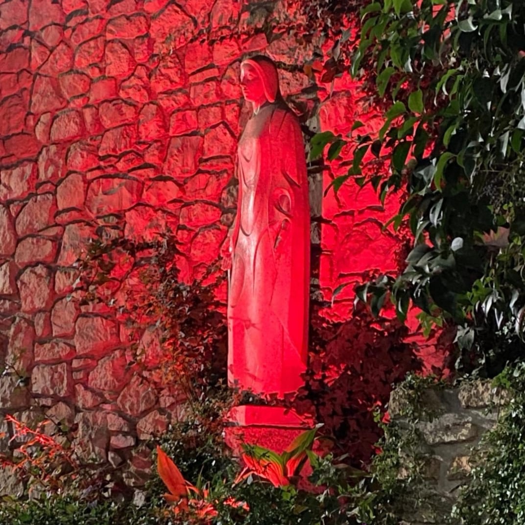 AyudaIglesNeces's tweet photo. 🔴Parroquia de Las Angustias y San Felipe Neri, de @DiocesisAlbact
🔴Santuario de la Virgen de la Cabeza, Andújar @diocesisdejaen
🔴Ermita del Socorro de Teguise, Lanzarote. @DiocesisCanaria
Todas iluminadas de rojo en la #RedweekACN por los #cristianosperseguidos https://t.co/II4wIHNdLE