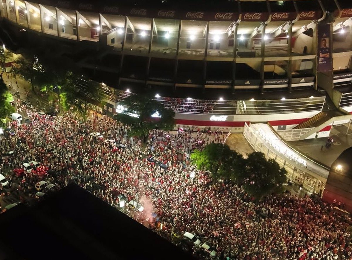 cris__ese's tweet photo. Que rápido se olvidaron de que River la misma noche llenó Madrid, Núñez y el Obelisco https://t.co/LVxsEcn9N4