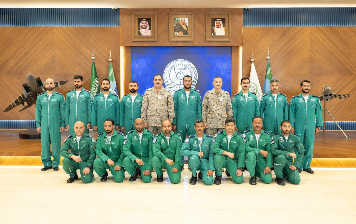 saudihawks's tweet image. سمو قائد القوات الجوية الفريق الركن/ تركي بن بندر بن عبدالعزيز
يستقبل قائد ومنسوبي أعضاء فريق الصقور السعودية بمناسبة إنتهاء موسم العروض الجوية لعام 2024 م بمكتبه بقيادة القوات الجوية، يوم الأحد ١٤٤٦/٠٥/٢٢هـ .