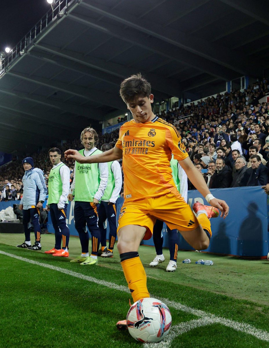AdriRM33's tweet photo. La sonrisa de Luka Modric viendo a Arda Güler sacar el córner 🥹🤍 https://t.co/apyPrUwR19