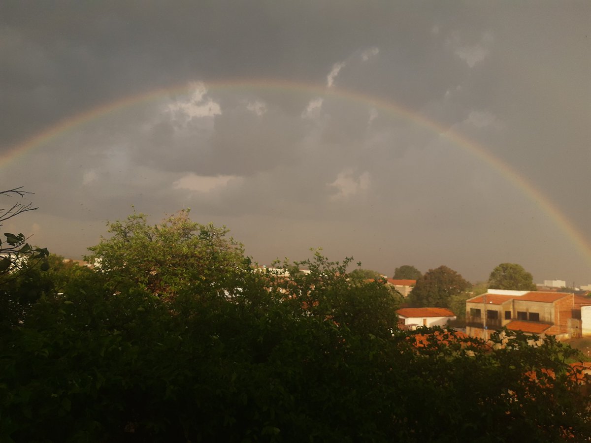 thescoborges's tweet photo. A ciência explica, mas a magia permanece. A formação do arco-íris é um fenômeno óptico incrível, resultado da dispersão da luz solar nas gotas de chuva.
Registro feito nesta tarde no céu sanjoanense.
#SãoJoãodoPiauí
#arcoiris
#Chuva #ChuvaPI #naturephotography
#Photography https://t.co/5RGOIpxQuF