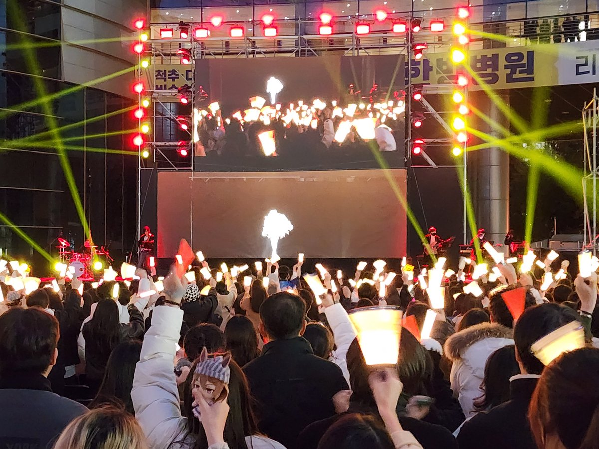 TAPi_Lin's tweet photo. 세레나데 유니버스 공연 음향감독을 맡았습니다. 어느새 훌쩍 커버린 사람 중 하나였는데... 이 공연의 음향감독을 하게 되다니 정말 감회가 새롭네요. 공연 보러와주신 관객여러분들께 진심으로 감사드리고 스탭, 관계자 분들도 고생많으셨습니다. 감사합니다
#세레나데유니버스 #세레버스 #덕후찌개 https://t.co/SlvDi42f7i