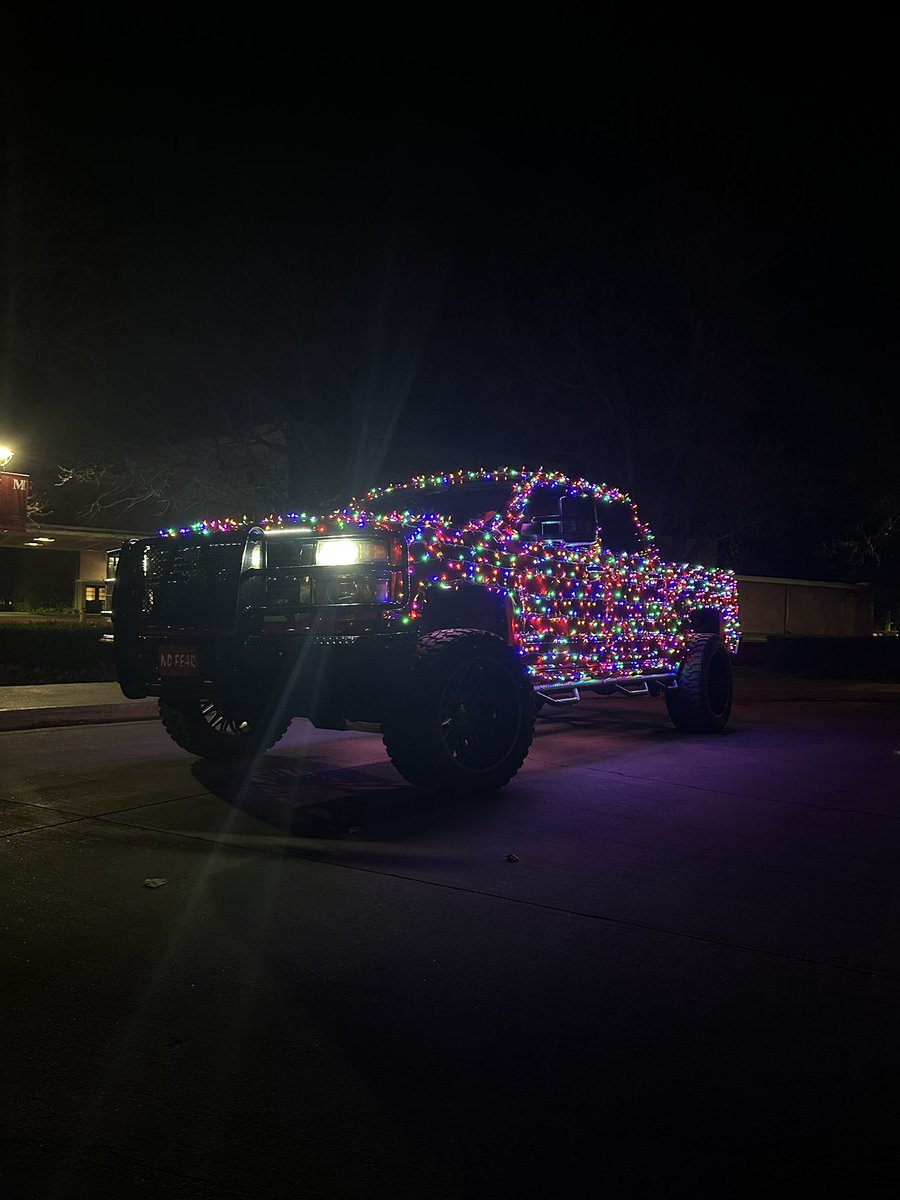 osmar11martinez's tweet photo. Over 2000 christmas lights!!

#viral #fypage #fyp #trucks #chevy #chevygang #ranchhand #chevytrucks #christmas #christmaslights #christmasdecorations #holidays #lifted #liftedtrucks #customoffsets #roughcountry #tistheseason #parade #crazy #spread #repost #texas #kansas https://t.co/nkQojYRNbN