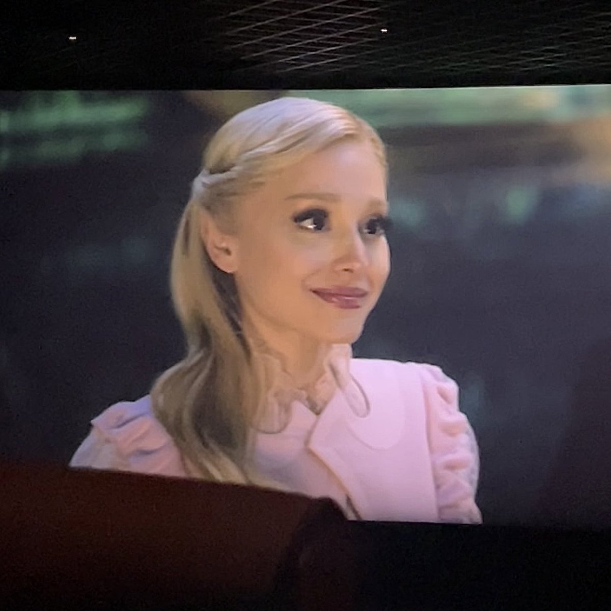 grandesglinda's tweet photo. her fucking eyes i can’t https://t.co/MQr2a8fapE