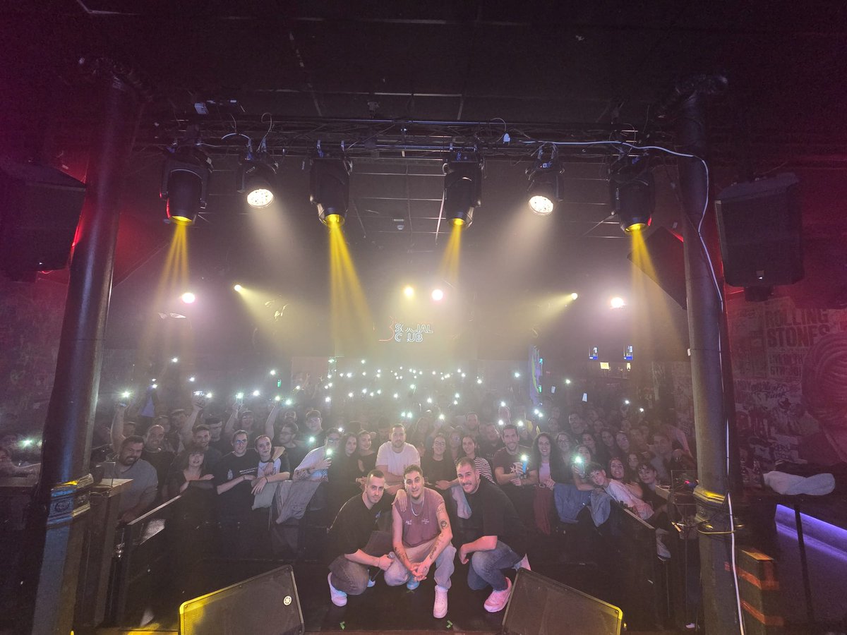 ambkoroficial's tweet photo. Bendecidos, increíblemente bendecidos. 🙏✨️ Así nos sentimos. Hablo por todo mi equipo. GRACIAS ❤️. Ayer tocó visitar a Almería y a decir verdad, cuando la pusimos en la gira no esperábamos esta locura. Volveremos, pfff, y tanto que volveremos. 🫡❤️‍🩹 Qué noche más especial!! https://t.co/Nb5v0j1Oks