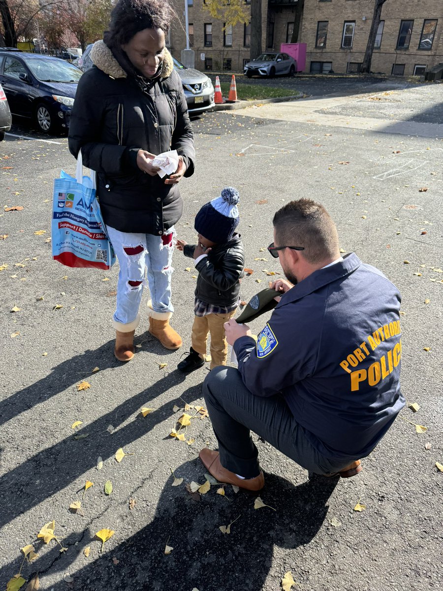 MAPSPolice's tweet photo. @NJSP , @PAPD911, Warren Township Police Department, US Customs &amp; Border Protection, New Jersey Muslim Officers Society, Port Authority Police Illyrian Association and Muslim Officers Society partnered to distribute over 575 Halal turkeys at Masjid Dar Us Salam in Elizabeth. https://t.co/Gfa9nke0Bh