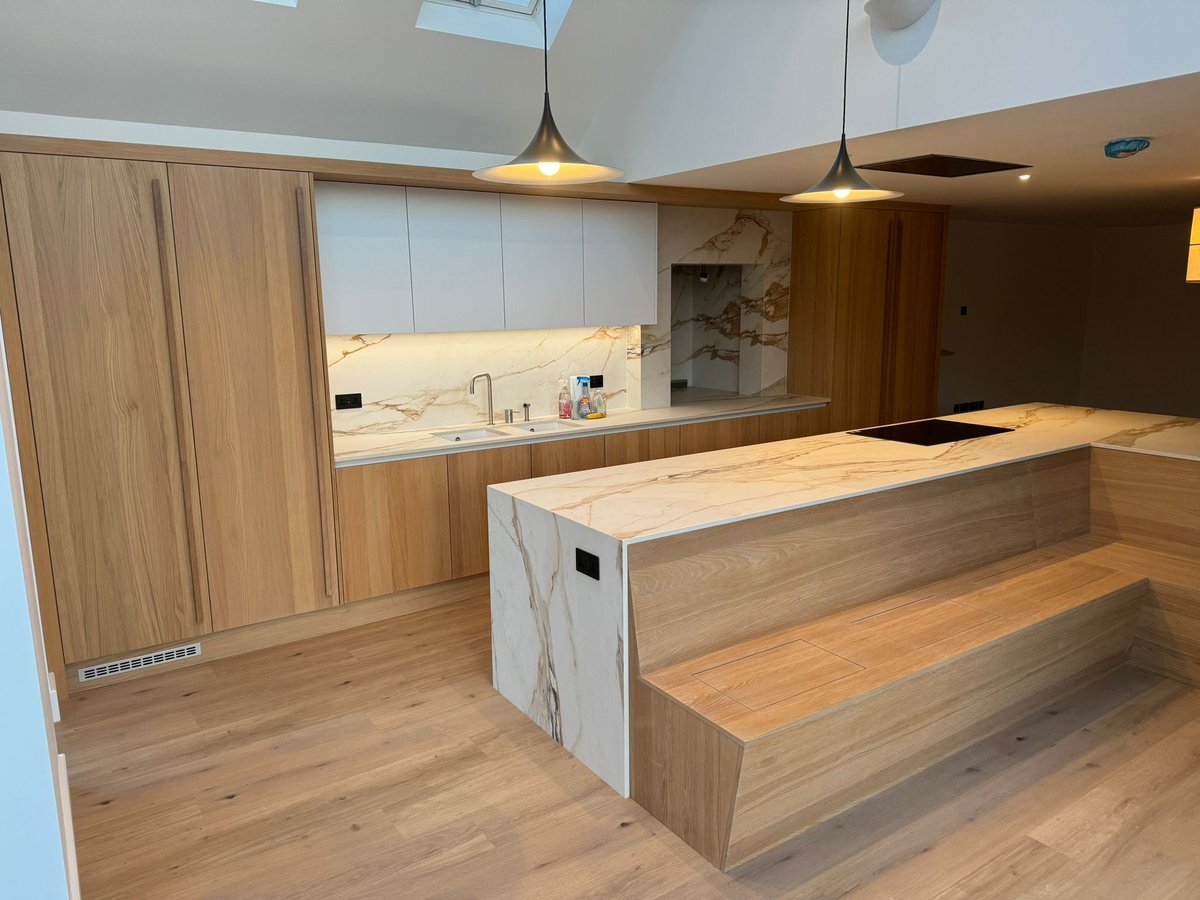 Stained oak veneer &amp; suppermatt white handleless kitchen with @NEFFHomeUK <a href="/konigstoneuk/">Konigstone</a> <a href="/1810co/">The 1810 Company</a> <a href="/MGSDesigns/">MGS</a> <a href="/HafeleUK/">Häfele UK Ltd</a> <a href="/QuestHardware/">Quest Hardware</a> by <a href="/KBKITCHENS/">KB Kitchens & Interiors</a>