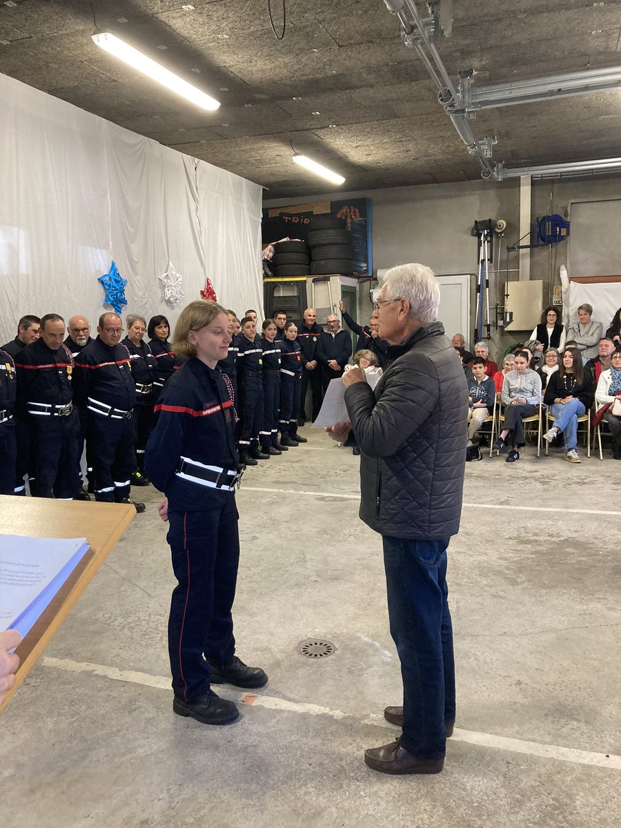 prunier_v's tweet photo. Place à la célébration de la Ste Barbe: 1 ère du canton au CIS de Viverols Sauvessanges .Emotion des nouvelles recrues pour les unes,reconnaissance de 40 années d’engagement pour les autres.@SDIS_63 @Departement63 @ambert2021 https://t.co/HRlpf9T5IT