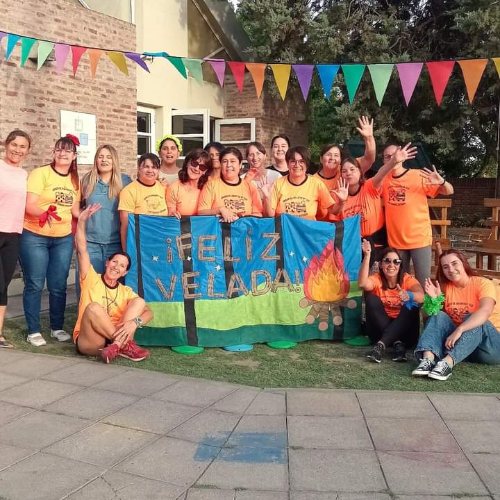 JessiCairo95's tweet photo. El día viernes culminamos con una etapa hermosa tanto para docentes como para los pequeños egresados del Jardín. La velada fue algo maravilloso y mágico y me encantó filmar cada sonrisa!
#Camarógrafa #Filmación #Jardines #Jardín #Cámara https://t.co/0dSnuCfBW3