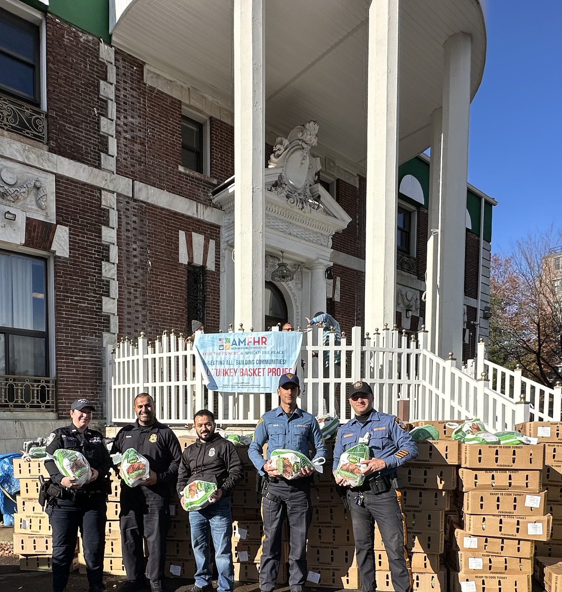 MAPSPolice's tweet photo. @NJSP, @PAPD911, Warren Township Police Department, US Customs &amp; Border Protection, New Jersey Muslim Officers Society, Port Authority Police Illyrian Association and Muslim Officers Society partnered to distribute over 575 Halal turkeys at Masjid Dar Us Salam in Elizabeth. https://t.co/xFf3XSoB9F