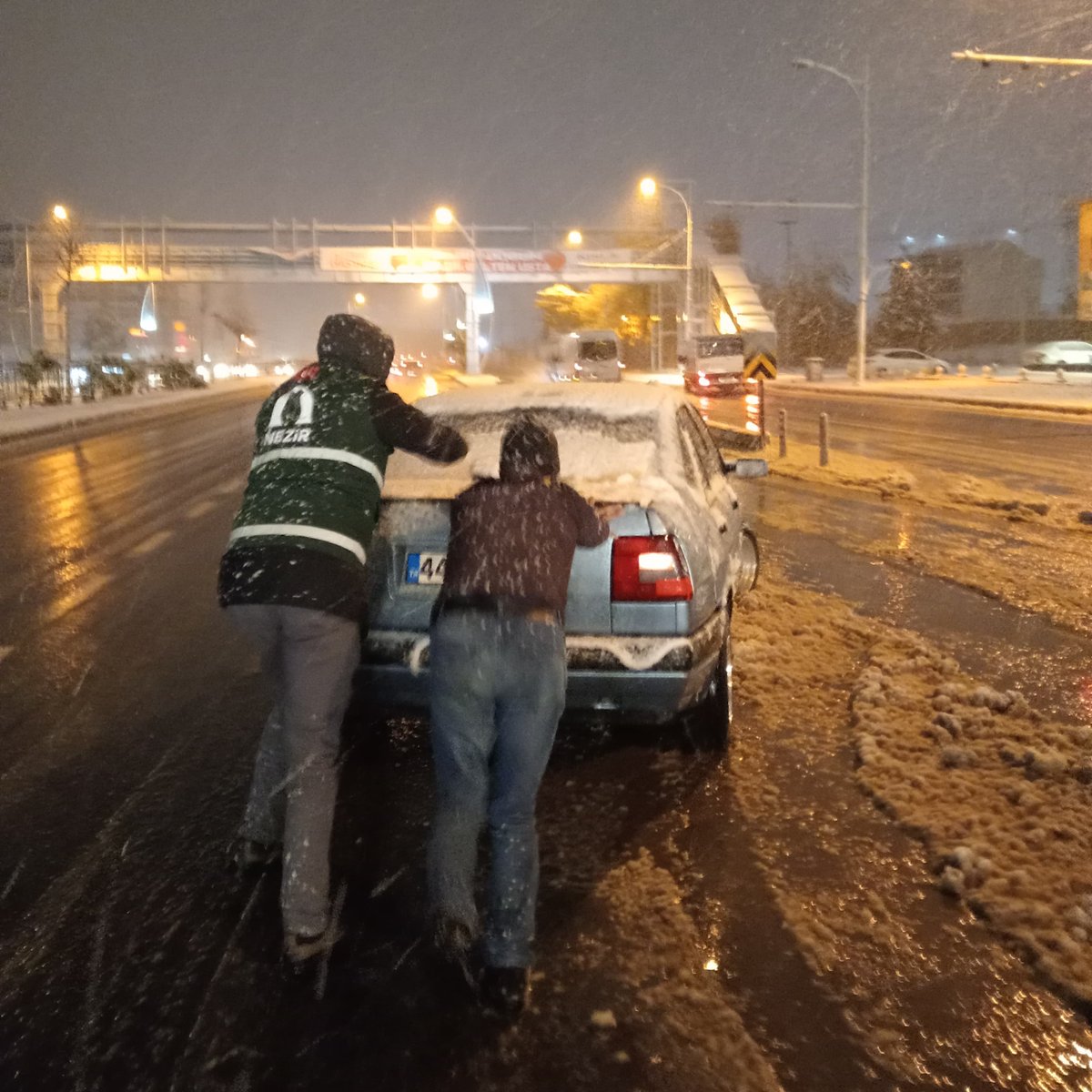 NezirDernegi's tweet photo. Nezir Gönüllüleri Kar Yağışında Sahada!

Yoğun kar yağışının etkili olduğu Bolu, Malatya ve Kahramanmaraş’ta, yolda kalan vatandaşlara ikramlarda bulunup, araçların kurtarılmasına destek sağladık.

Nezir, Hayra Adanmış Gönüller!

☎ | 💬 0 216 420 76 76

🌐 https://t.co/sZPtAi1tbF

#Nezir