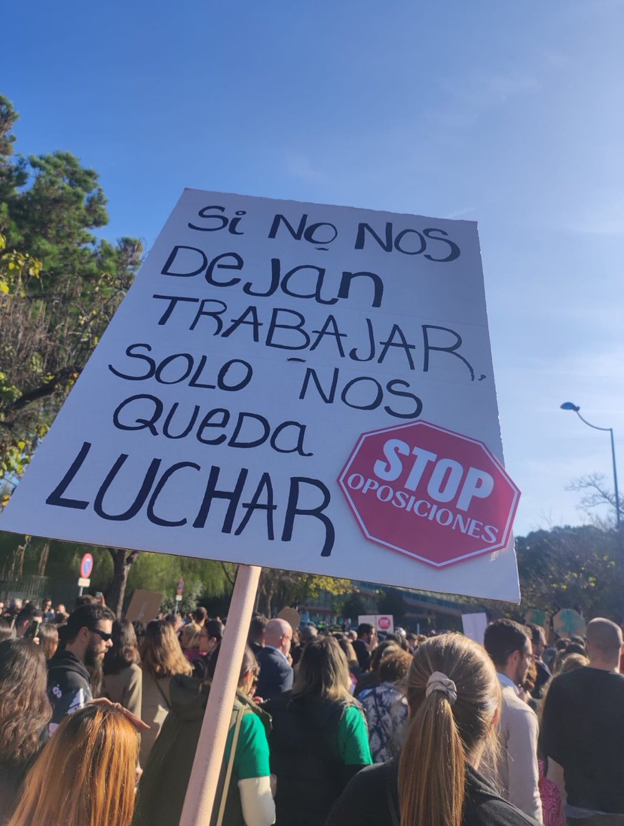 esdecirdiario's tweet photo. «Yo me presenté en el año 2022 con una nota de 9,79 y aún no he conseguido entrar a trabajar porque las bolsas no se mueven. Necesitamos un respiro de oposiciones y que nos den la oportunidad de trabajar»

“Me gustaría hacerte llegar un mensaje acerca de la educación pública andaluza. 

El pasado sábado día 23 nos manifestamos aspirantes e interinos para parar las oposiciones de educación en Andalucía, ya que las bolsas están colapsadas y Andalucía es casi la única comunidad que va a convocar oposiciones este año, con el consecuente efecto llamada que eso provocaría y el colapso aún mayor de las bolsas docentes. 

La mayoría de aspirantes en todas las especialidades llevamos sin trabajar desde el COVID. Yo me presenté en el año 2022 con una nota de 9,79 y aún no he conseguido entrar a trabajar porque las bolsas no se mueven. 

Necesitamos un respiro de oposiciones y que nos den la oportunidad de trabajar. 

Estamos cansados de estudiar, de tener que sacar sobresalientes y ni aún así poder pisar un colegio. 

Ningún medio ha visibilizado nada al respecto, a pesar de que estaban informados y parecían “mostrar interés”. Necesitamos que se pare este proceso de una vez, van a acabar con la educación pública andaluza, con la calidad educativa y con nuestra vocación”.

Carta a la directora / ✍🏼 Lorena Chinchilla
