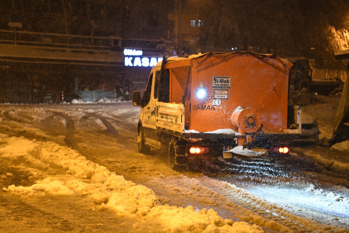 yesilyurtbeltr's tweet photo. 🌨️Ekiplerimiz; yol açma ve tuzlama çalışmalarını aralıksız sürdürüyor.❄️ 

📍Tecde Mahallesi 
📍Gündüzbey Mahallesi https://t.co/kk28RMIJEy