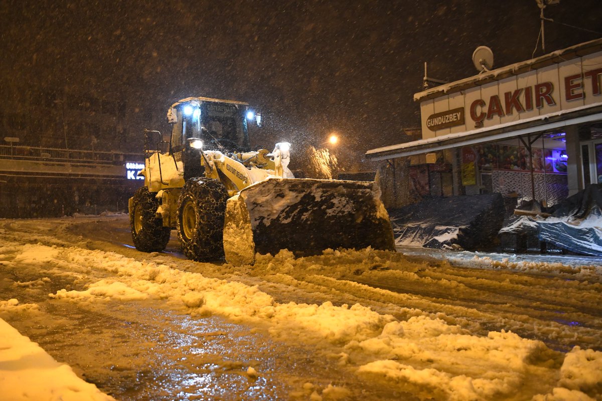 yesilyurtbeltr's tweet photo. 🌨️Ekiplerimiz; yol açma ve tuzlama çalışmalarını aralıksız sürdürüyor.❄️ 

📍Tecde Mahallesi 
📍Gündüzbey Mahallesi https://t.co/kk28RMIJEy