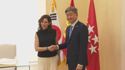 MauraBrunkow's tweet photo. 🎬🇰🇷¡@IdiazAyuso apuesta por el cine global! 🌏La #presidenta de la Comunidad de #Madrid visita Climax Studio en Seúl y propone rodajes, coproducciones y búsqueda de talento entre Madrid y Corea del Sur. ¡Además ofrece Madrid como set de rodajes! 
#MadridSeúl #Rodajes #Cultura https://t.co/WTOhZ9avSj