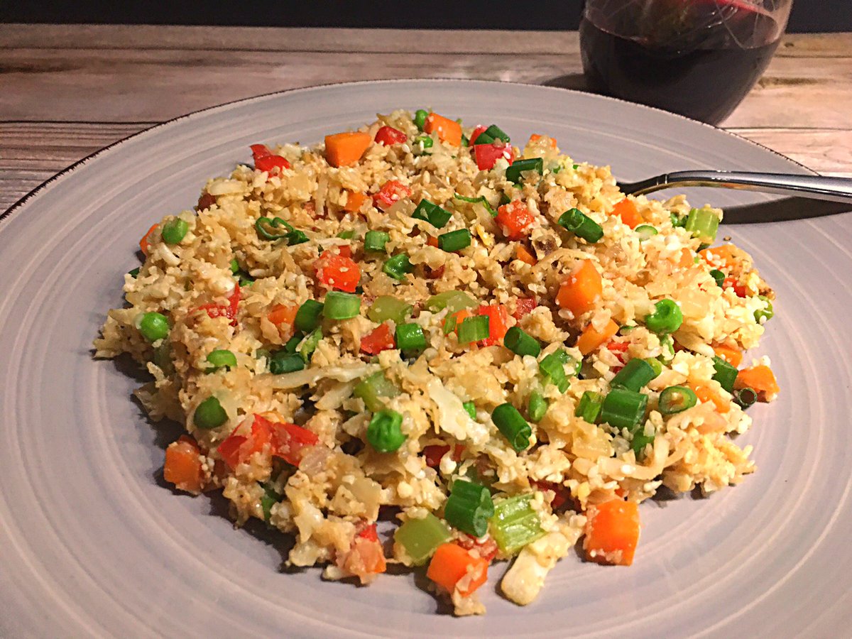 clubfoody1's tweet photo. Today is #MeatlessDay
Cauliflower Fried Rice... a favorite of mine! 💖
(check out my next posts👆 & the previous ones 👇 for more meatless recipes😋)
#YouTube 📽️: https://t.co/W1XnCuro1D
#RECIPE ➡️: https://t.co/2iz4W5D1wc
@EventGuideToday @DiningGuide2Day #RecipeOfTheDay https://t.co/sdmgtQT4Ij