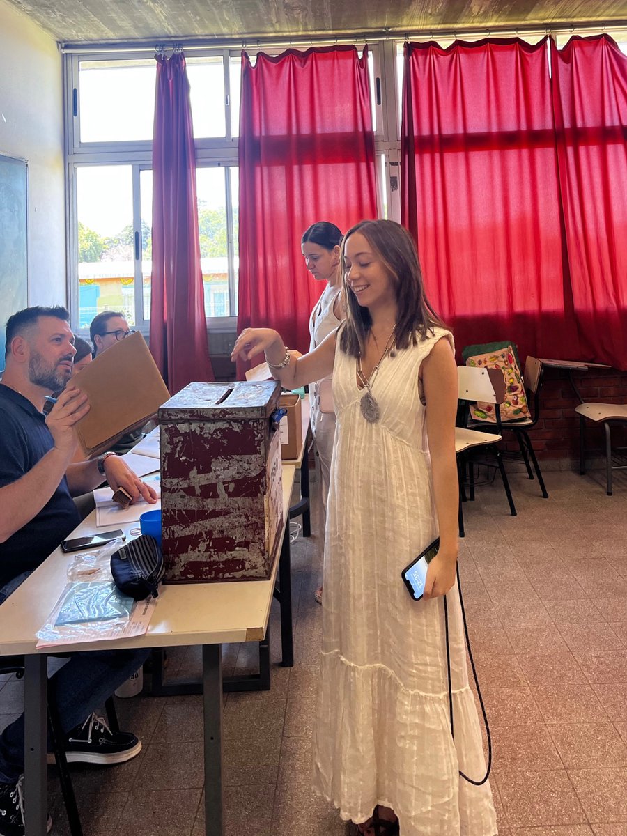 Por un país libre.
Por un país serio.
Por un país que fomente la inversión.
Por un país que respete los derechos individuales.
Por un país de laburo y crecimiento.
Viva la patria. Votemos bien.