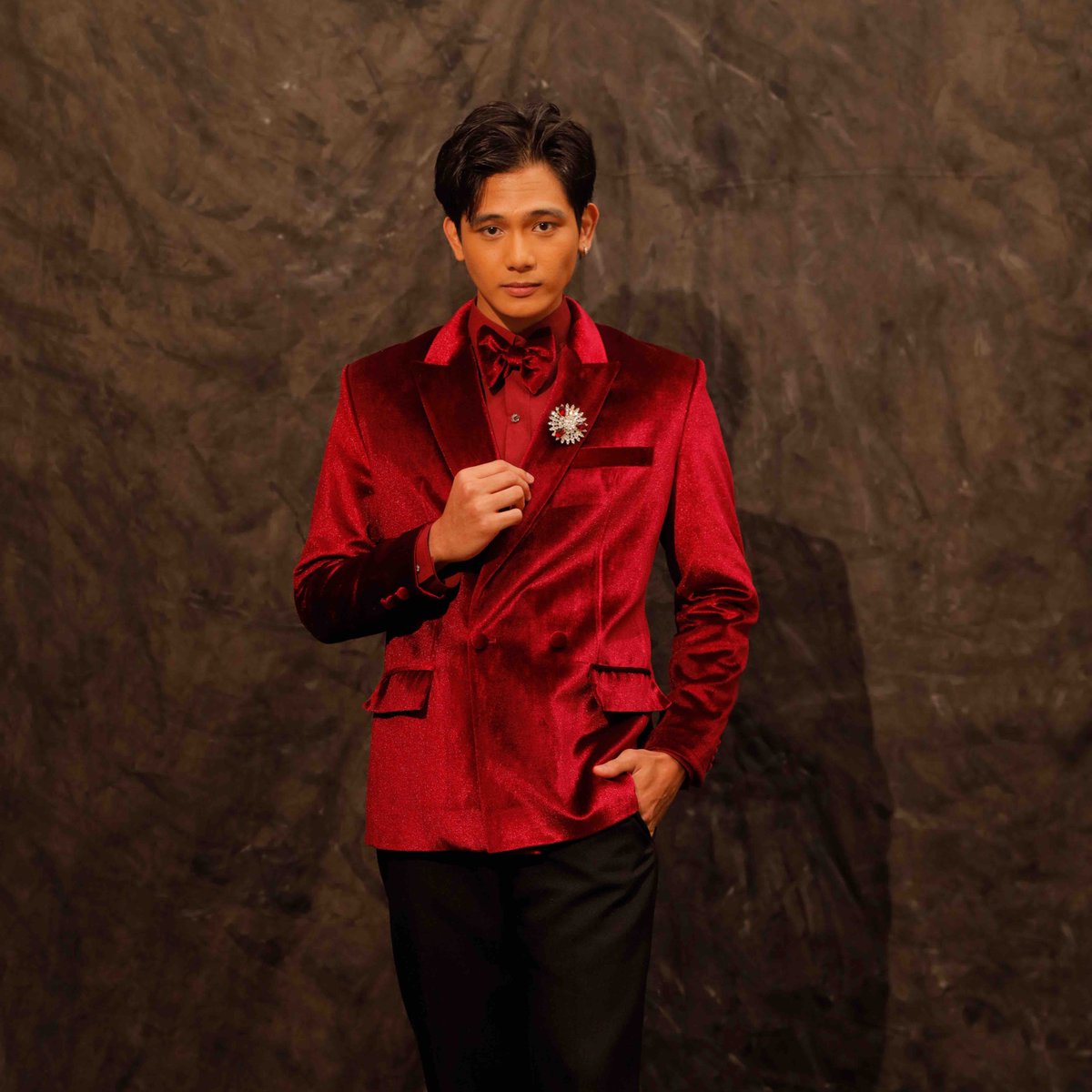 dustinemayores9's tweet photo. #StarMagicalChristmas2024
Designer: Maison Soriano 
Styled by: Perry Tabora 
Associate: kireliegsy02
Grooming: Mabeth Concepcion

Photographer: Jhom Rusiana, Coeld Dagsa, Cyzmond Saljob
#dustinemayores #bdbartist #bdbphaem https://t.co/LbJm7IvA2j