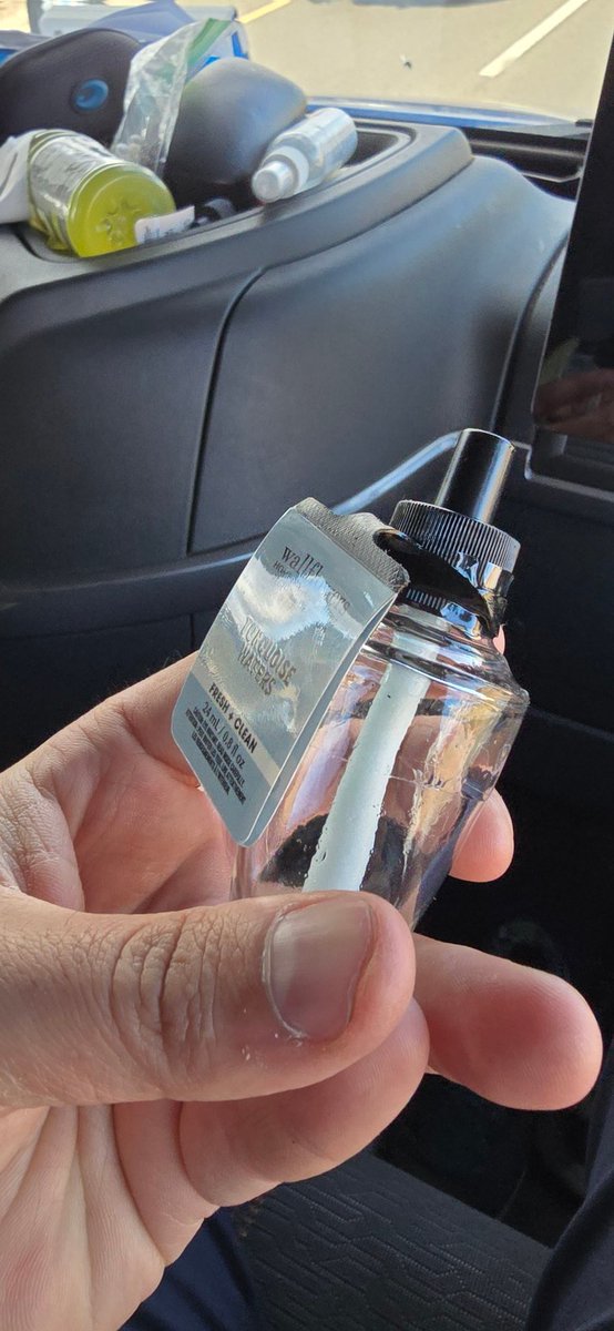 1MarinersFan's tweet photo. @bathbodyworks bro! I hadn't even opened this up and yet it somehow leaked without ever being opening like WTF! #DoBetter https://t.co/Lxv9zblnU0