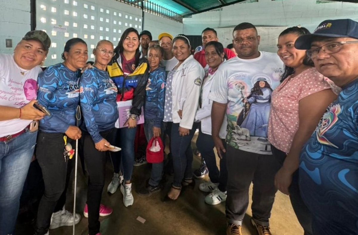 #Enterate 🚩|🎄✅4000 familias de 19 comunidades en pquia Tamaca de #Iribarren fueron atendidas por Jornada Social Navideña #SerGuaroMeEncanta ideada por alcalde <a href="/LuisJonasReyes/">Luis Jonás Reyes</a> para personas vulnerables del mcpio
<a href="/vmsfelicidad/">Viceministerio para la Suprema Felicidad Social</a> <a href="/HectoRodriguez/">Héctor Rodríguez C.</a>
#24Nov
#NaGuaraLuisJonas