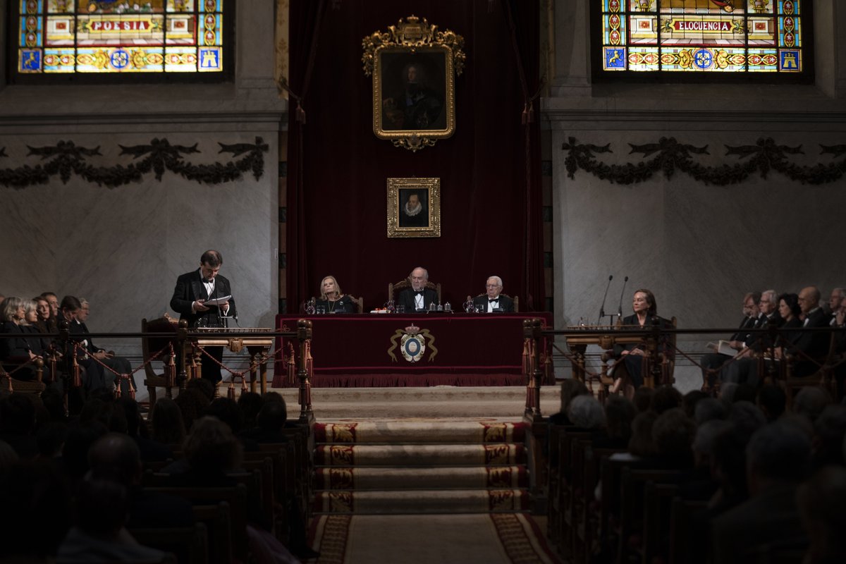 El escritor Javier Cercas ha ingresado hoy en la RAE para ocupar la silla «R». 

En su discurso, el autor ha desgranado cuatro «malentendidos» del mundo literario contemporáneo: ow.ly/PuMU50Ueu22.