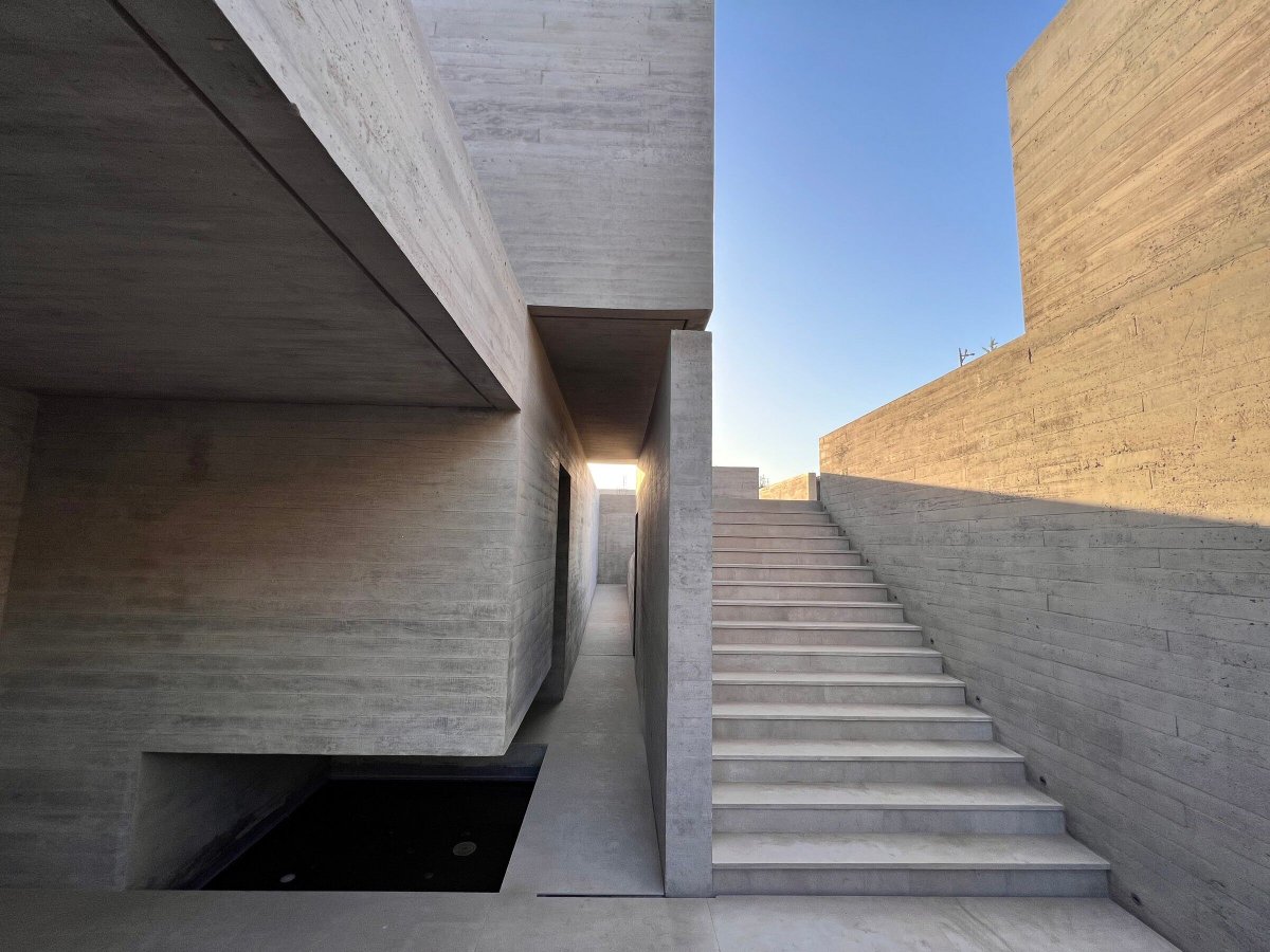 Archello's tweet photo. Nestled in Valle Escondido, CASALEMA by Gonzalo Mardones Arquitecto seamlessly integrates into its natural surroundings.
https://t.co/rFCjGwdYwZ
#SustainableArchitecture #ExposedConcrete #NaturalIntegration https://t.co/J7JKhcpG6A