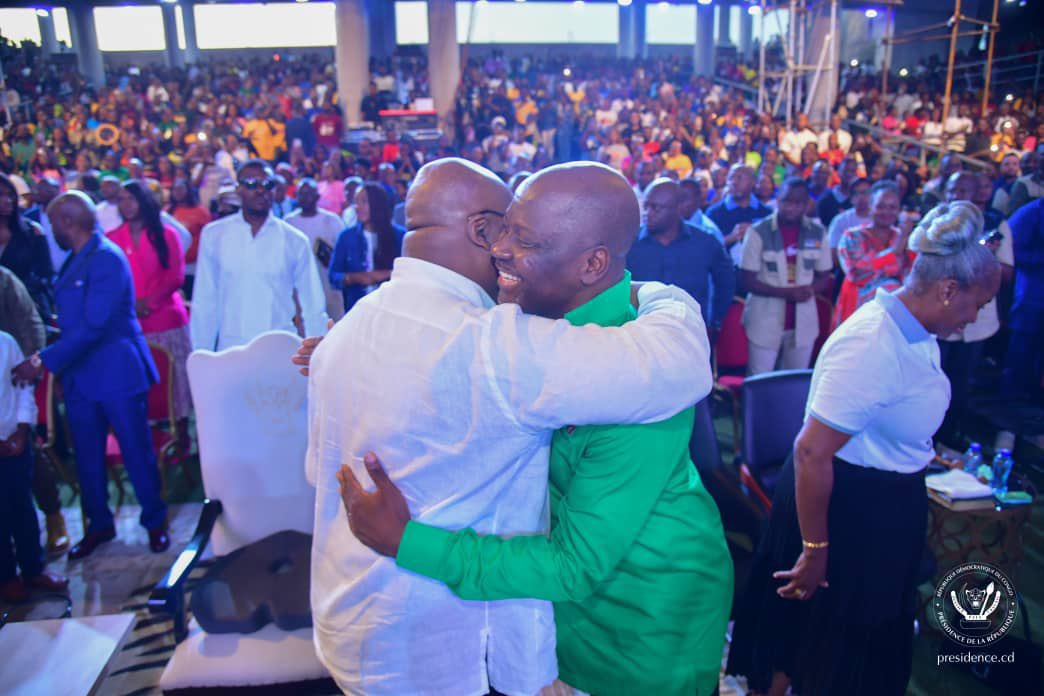 VoiceOfCongo's tweet photo. Retour de Félix Tshisekedi à l'Église Philadelphie : un événement marquant

Ce dimanche 24 novembre, le Président de la République, Félix Tshisekedi, a effectué une visite mémorable au temple de l'Église Philadelphie, participant à un culte spécial en lien avec le sprint final de Bunda 21. Ce moment marque une rupture avec plusieurs années de silence et revêt une importance particulière dans le contexte actuel de tensions entre différentes factions politiques et religieuses.

Alors que beaucoup pensaient que les relations entre le pouvoir en place et le pasteur Roland Dalo étaient tendues, le révérend Dalo a surpris tous les présents en sortant pour accueillir chaleureusement le chef de l’État. Il l’a ensuite invité à s’asseoir sur la chaise d’honneur, accompagnant ce geste de sourires et de paroles amicales. Ce moment de convivialité a semblé apaiser les craintes d’une confrontation.

Les récentes déclarations du pasteur Dalo, sorties de leur contexte par certains internautes, avaient suscité une vague de crispation et intensifié les tensions entre les partisans de l’UDPS et les fidèles du CMP. Cependant, lors de cette rencontre, les deux leaders ont choisi de ne pas céder aux rumeurs et aux racontars, préférant se concentrer sur le dialogue et la réconciliation.

Cette visite de Félix Tshisekedi à l'Église Philadelphie pourrait être un tournant dans les relations entre le gouvernement et les organisations religieuses. Elle souligne l’importance du dialogue dans un environnement politique marqué par des divisions. Des gestes de rapprochement comme celui-ci sont essentiels pour promouvoir l'harmonie et la compréhension mutuelle dans la société congolaise.

@KasembeMarcus