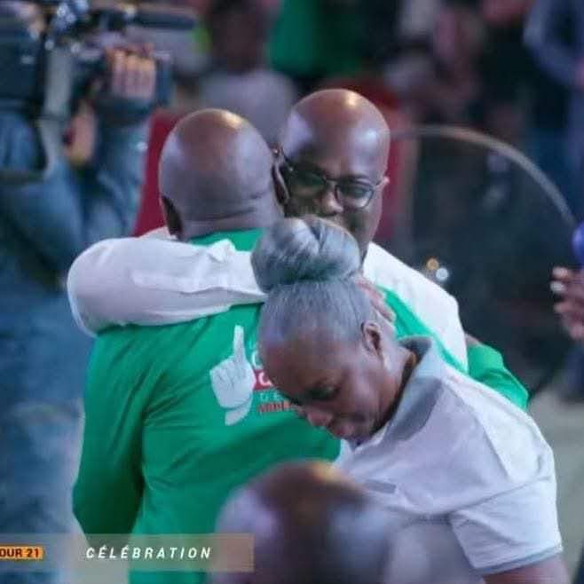 VoiceOfCongo's tweet photo. Retour de Félix Tshisekedi à l'Église Philadelphie : un événement marquant

Ce dimanche 24 novembre, le Président de la République, Félix Tshisekedi, a effectué une visite mémorable au temple de l'Église Philadelphie, participant à un culte spécial en lien avec le sprint final de Bunda 21. Ce moment marque une rupture avec plusieurs années de silence et revêt une importance particulière dans le contexte actuel de tensions entre différentes factions politiques et religieuses.

Alors que beaucoup pensaient que les relations entre le pouvoir en place et le pasteur Roland Dalo étaient tendues, le révérend Dalo a surpris tous les présents en sortant pour accueillir chaleureusement le chef de l’État. Il l’a ensuite invité à s’asseoir sur la chaise d’honneur, accompagnant ce geste de sourires et de paroles amicales. Ce moment de convivialité a semblé apaiser les craintes d’une confrontation.

Les récentes déclarations du pasteur Dalo, sorties de leur contexte par certains internautes, avaient suscité une vague de crispation et intensifié les tensions entre les partisans de l’UDPS et les fidèles du CMP. Cependant, lors de cette rencontre, les deux leaders ont choisi de ne pas céder aux rumeurs et aux racontars, préférant se concentrer sur le dialogue et la réconciliation.

Cette visite de Félix Tshisekedi à l'Église Philadelphie pourrait être un tournant dans les relations entre le gouvernement et les organisations religieuses. Elle souligne l’importance du dialogue dans un environnement politique marqué par des divisions. Des gestes de rapprochement comme celui-ci sont essentiels pour promouvoir l'harmonie et la compréhension mutuelle dans la société congolaise.

@KasembeMarcus