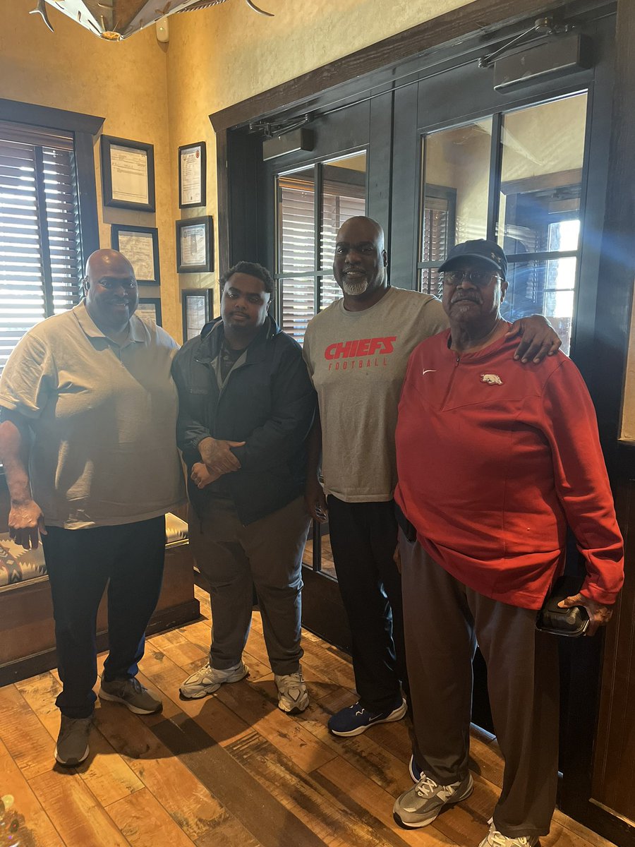 Kwray54's tweet photo. Followed up with a great lunch with a few of the Ray Men. Thanks Pops! Love You! Big Bro and Nephew! #RayMen https://t.co/HJhFIQciZ3
