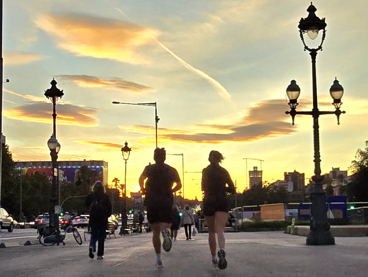 QuintanaCarles's tweet photo. Corrent, al vespre, per l'avinguda Diagonal de Barcelona #photographercarlesqf #avingudadiagonal #lescorts #Barcelona @Bcnsingular @historiesdebcn @camins_de @BCN_LesCorts @passejant @PaisatgesC @MeteoBarrufet #Running @CarrersxTothom @carrersBCN @MeteoMauri https://t.co/HxIVdHKUdb