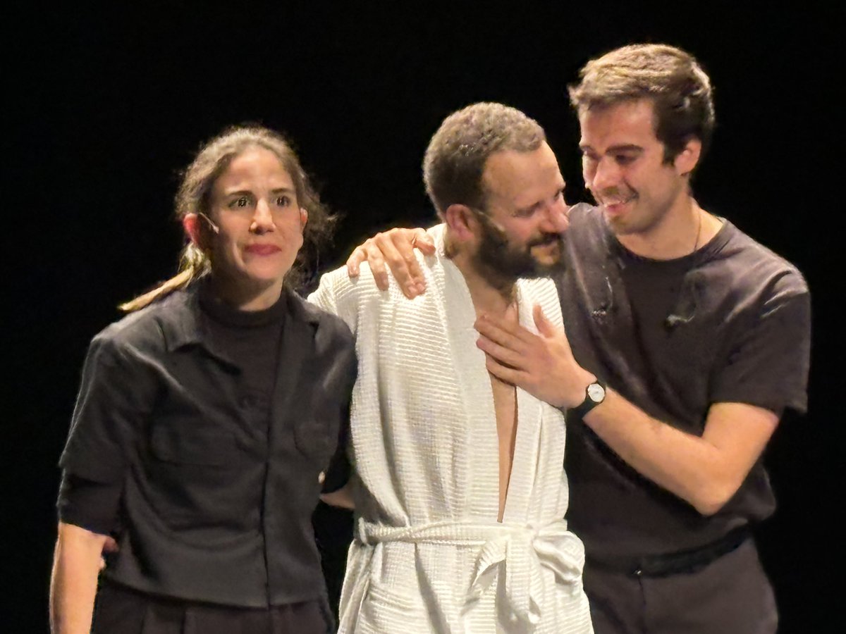 rosabadiarb's tweet photo. Assajar és de covards, diuen moltes vegades fent broma els actors. Doncs a #CastingLear és veritat. @elmarcmartinez ha fet l'obra per primera i última vegada. És el joc que planteja @andrea_envilo en aquest gran acte d'amor al teatre👏👏
Entrades exhaurides @TeatreLliure
Torneu! https://t.co/Px5W3aOs3s