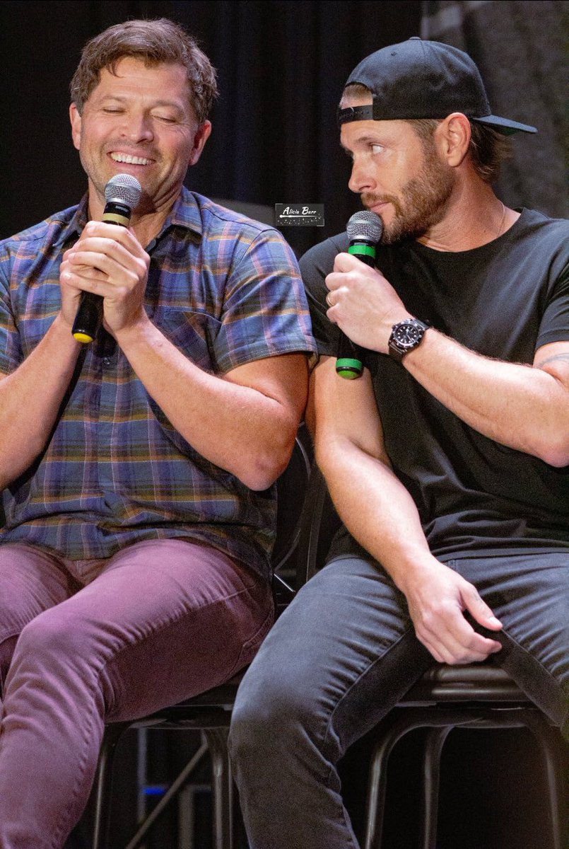 dee4dean's tweet photo. “Personal space is overrated”

Photo credit in the photo, because I can’t seem to find the photographer to tag. If anyone has it, please comment with it. Thanks! https://t.co/JTLlOSJ7mI