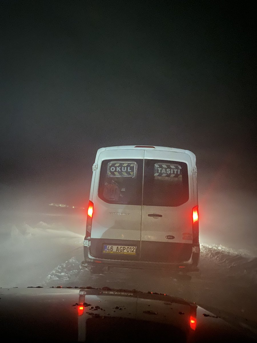 Göksun-Elbistan arası yol 5 saattir ulaşıma kapalı ve gerekli çalışma sağlanmıyor.Yakıt problemi, çocuk,yaşlı bir çok insan mağdur durumda.Yetkililerin acilen bölgeye müdahale etmesi gerekiyor <a href="/AFADBaskanlik/">AFAD</a> <a href="/KarayollariGM/">Karayolları Genel Müdürlüğü</a>