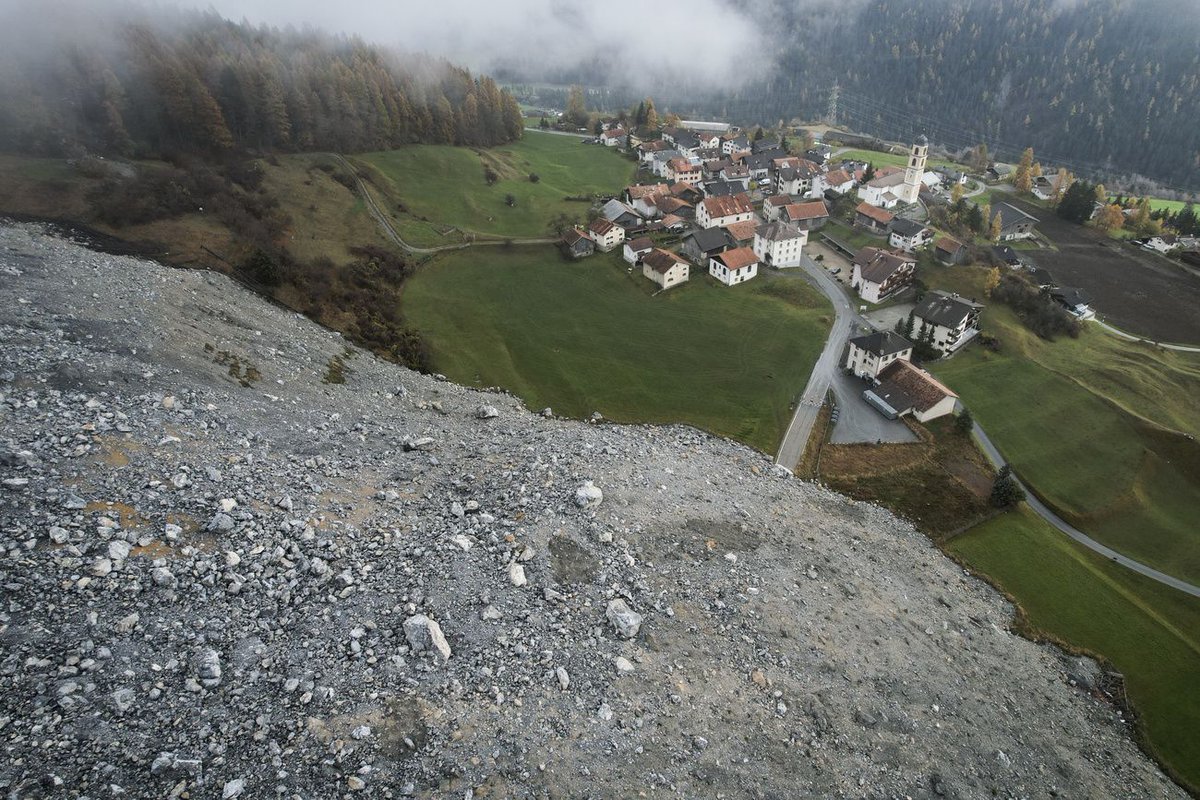 arantec's tweet image. The Swiss village of Brienz faces another rockslide threat. Experts say it&apos;s a local geological issue, not linked to climate change. Evacuations have started today, Sunday 🌍🏔️ swissinfo.ch/eng/science/ge… 📣Swissinfo #Brienz #LandslideRisk