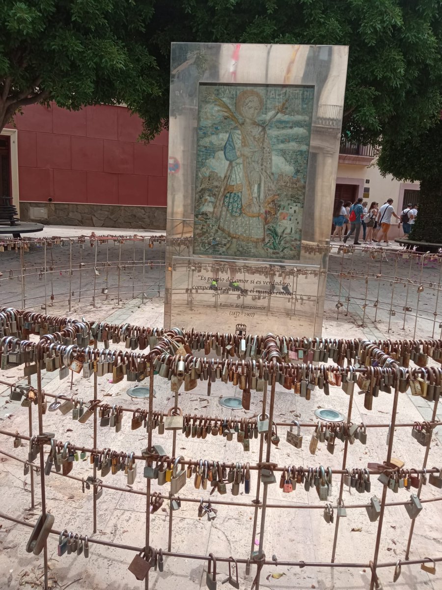 Plaza Campoamor de Almería en pleno casco histórico, Curiosa Plaza con un mosaico de San Valentín y curioso círculo de cientos de candados colocados en los hierros que lo forman.