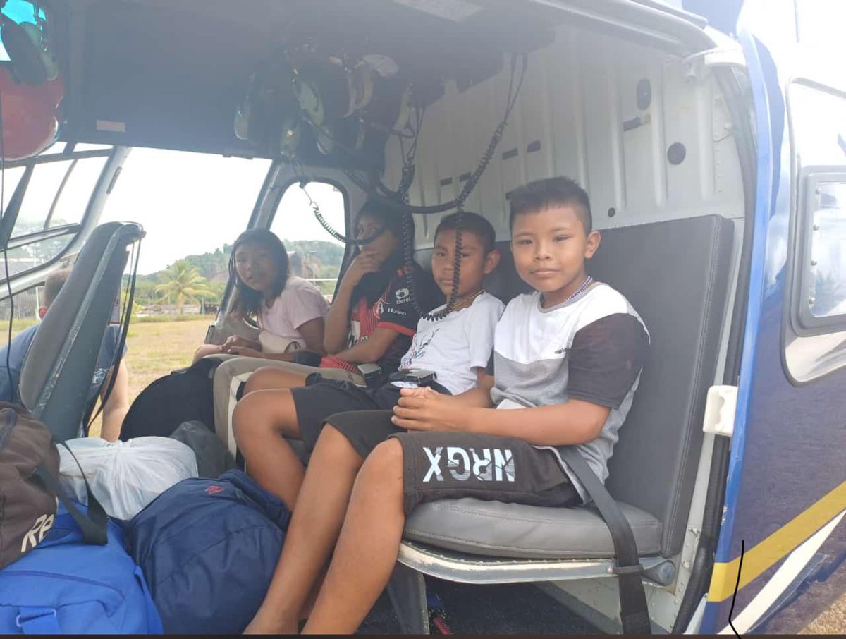 acguyane's tweet photo. Les élèves "Guyane Connectée" du Haut Maroni se trouvant dans l'impossibilité de rejoindre leur salle de classe connectée à cause des transports fluviaux indisponibles, vont rejoindre leurs camarades de classe au collège de Maripasoula pour terminer le trimestre. https://t.co/f2yuoGVNOB