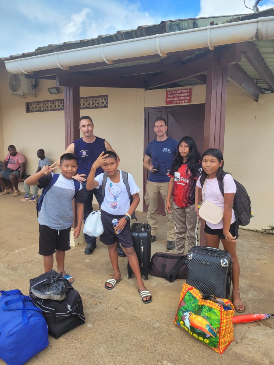 acguyane's tweet photo. Les élèves "Guyane Connectée" du Haut Maroni se trouvant dans l'impossibilité de rejoindre leur salle de classe connectée à cause des transports fluviaux indisponibles, vont rejoindre leurs camarades de classe au collège de Maripasoula pour terminer le trimestre. https://t.co/f2yuoGVNOB