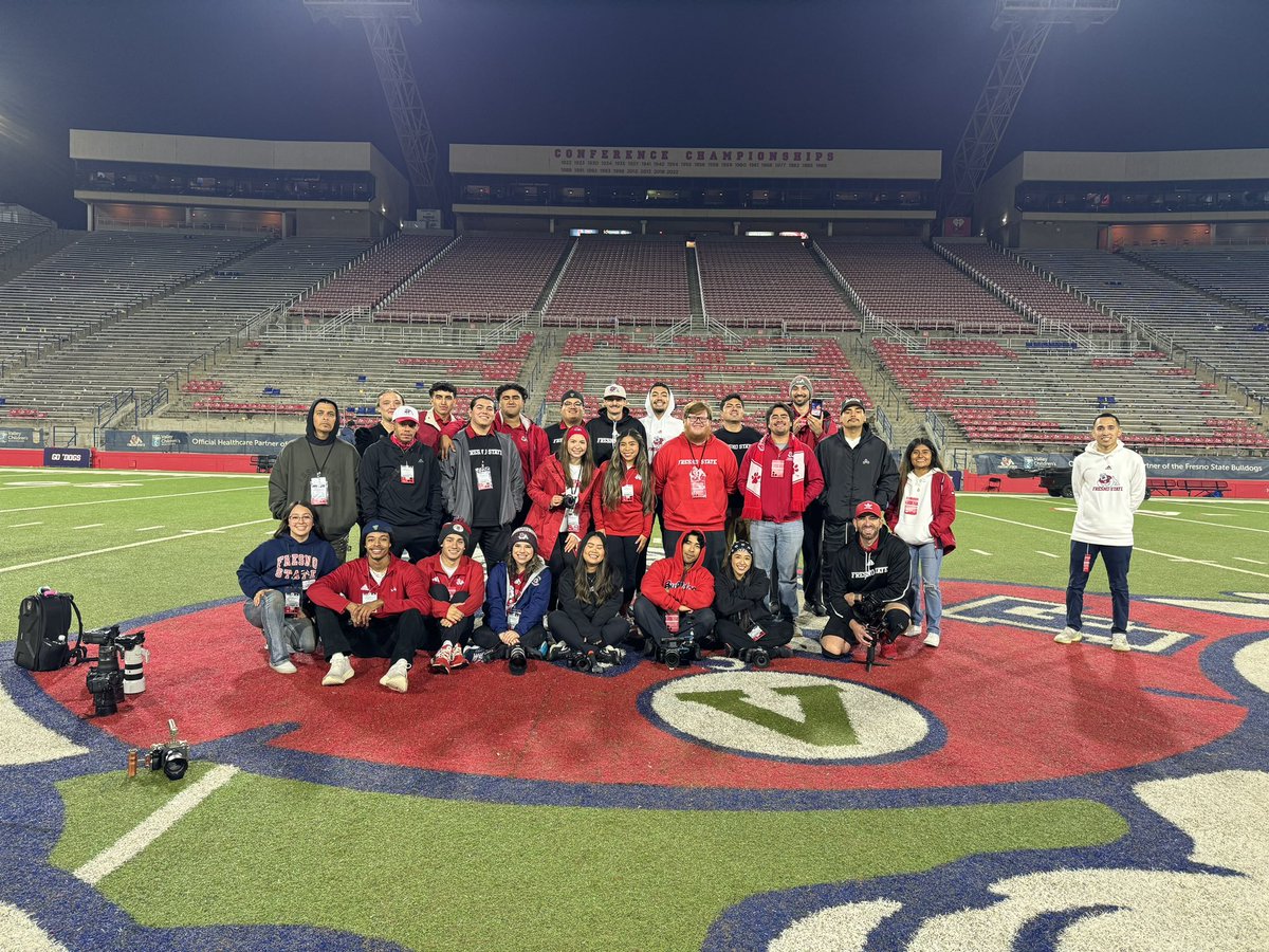 A_Worth92's tweet image. 30 person @redwavecreative crew for the last @FresnoStateFB home game! Proud of the teamwork and growth of this group of people and everyone who wasn’t able to make this game! 

Seasons have ups and down but when your team has the vibes and positivity of this group it’s worth it!
