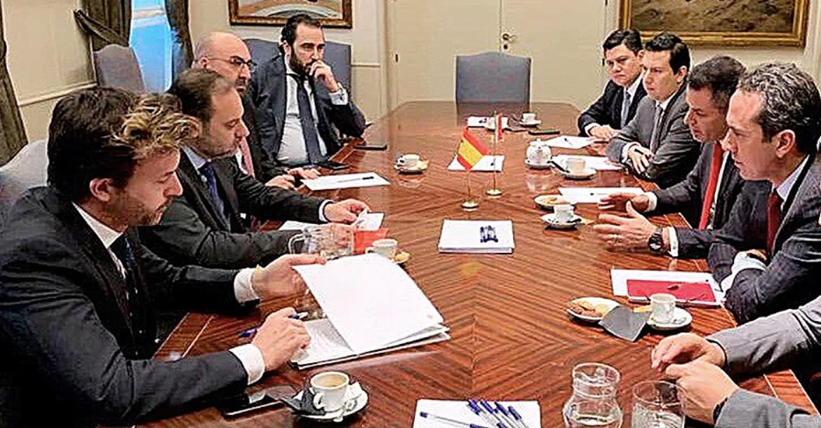 Capitana_espana's tweet photo. 💥BOMBAZOOOOOOOOOOO 

Miren lo que acabo de encontrar en internet!!!

⚠️ Aldama voló con Ábalos a México al día siguiente de ir como VIP al mitin de Pedro Sánchez en 2019 https://t.co/SlihLskwRN