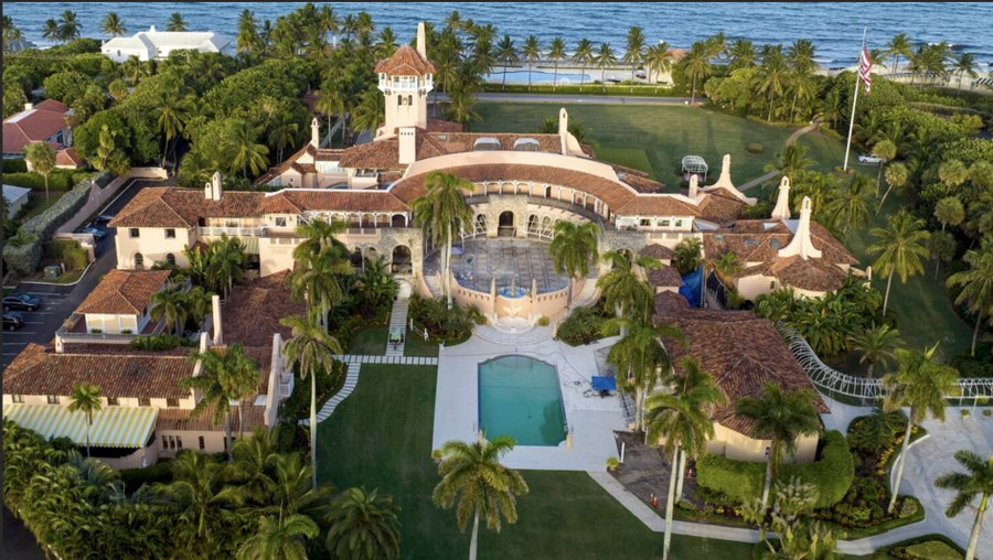 honordetigre's tweet photo. Así es Mar-a-Lago en 1985:

Una mansión de 126 habitaciones que nadie quería.

Luego, Donald Trump lo compró por $7 millones.

Pero perdió dinero durante años... hasta que Trump tuvo la idea que lo transformó en una máquina de dinero de $40M/año.

He aquí la historia completa: 🧵 https://t.co/05gPxFj6Ur