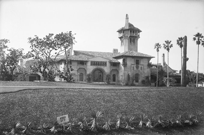 honordetigre's tweet photo. Así es Mar-a-Lago en 1985:

Una mansión de 126 habitaciones que nadie quería.

Luego, Donald Trump lo compró por $7 millones.

Pero perdió dinero durante años... hasta que Trump tuvo la idea que lo transformó en una máquina de dinero de $40M/año.

He aquí la historia completa: 🧵 https://t.co/05gPxFj6Ur