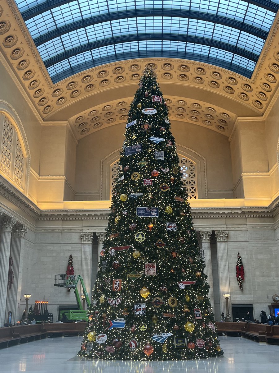 wxhistorian's tweet image. The Christmas tree is up in the Great Hall at Chicago Union Station! @spann