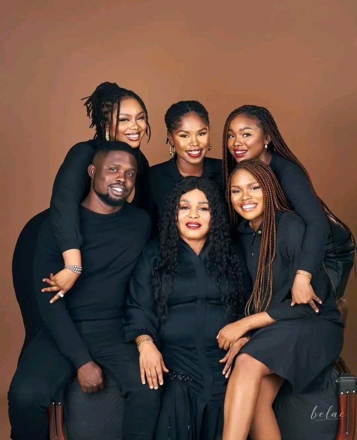 Mide/Neliswa my priorities 🦋🌸 tweet media
