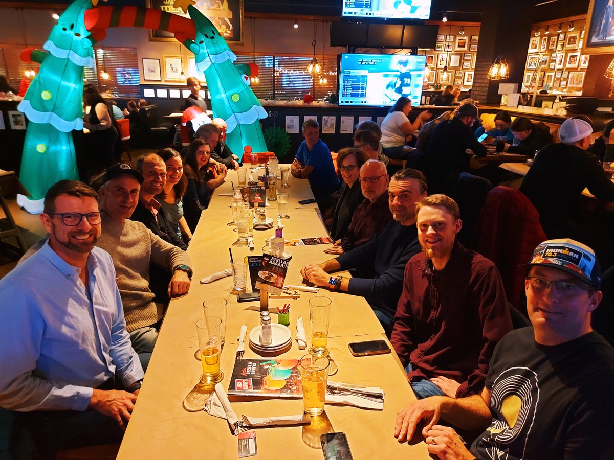 A wonderful gathering at the year-end party, where we came together to celebrate the accomplishments of the year and share stories in an atmosphere of joy and camaraderie.