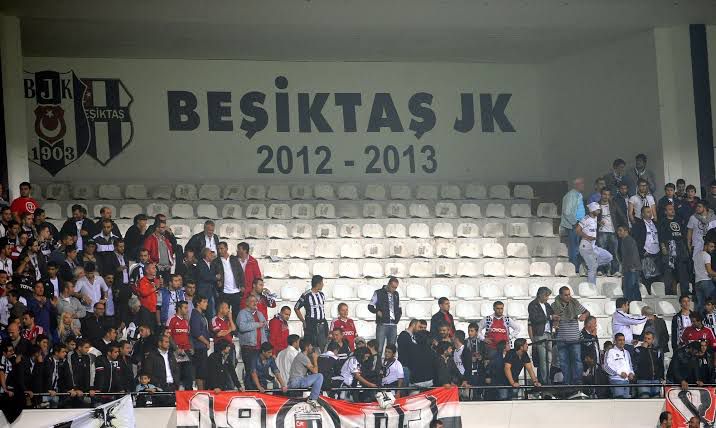 SÖZ DEĞİL İCRAAT İSTİYORUZ, FENOMEN DEĞİLİZ BEŞİKTAŞLIYIZ! 

Milyonlarca Beşiktaş taraftarının tek beklentisi, armaya yakışır ve sahada savaşan bir Beşiktaş izlemektir. Beşiktaş taraftarı artık söz değil, icraat istiyor! Mevcut yönetimimizde yer alan yönetim kurulu üyelerinin