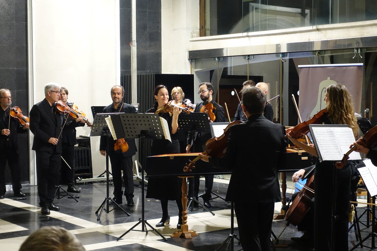AmicsCambra's tweet photo. Primavera, estiu, tardor i hivern 💐☀️🍄🏔️... Les estacions de Vivaldi es van fer sentir ahir a Meritxell amb l'ONCA sota la direcció de la violinista concertino Farran Sylvan James 👏🏽

Una gran vetllada, amb Meritxell plena a vessar i amb el goig de compartir la música. https://t.co/KcS1bTVjlH