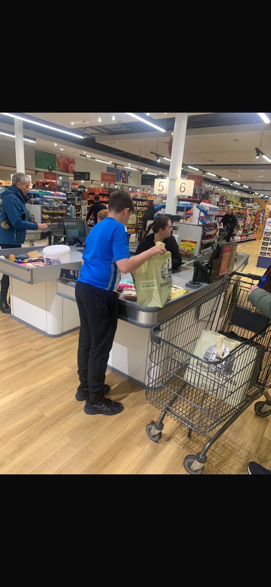 kyleflood135's tweet photo. Finglas Utd u/13s bag packing today to raise money towards their trip to Blackpool for the Easter tournament ⚽️some really generous donations👏🏻 any extra donations would be greatly appreciated🙏🏻
@DDSL_Official @FinglasSeniors  

Link to donate:

https://t.co/DtL5Sw3mUP https://t.co/RfC97SShF9