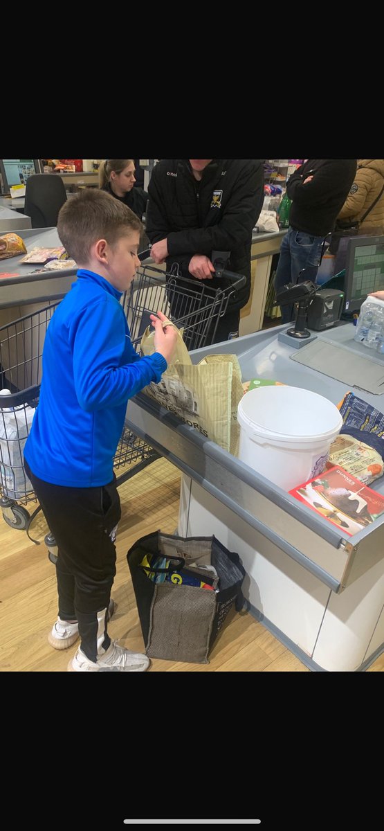 kyleflood135's tweet photo. Finglas Utd u/13s bag packing today to raise money towards their trip to Blackpool for the Easter tournament ⚽️some really generous donations👏🏻 any extra donations would be greatly appreciated🙏🏻
@DDSL_Official @FinglasSeniors  

Link to donate:

https://t.co/DtL5Sw3mUP https://t.co/RfC97SShF9